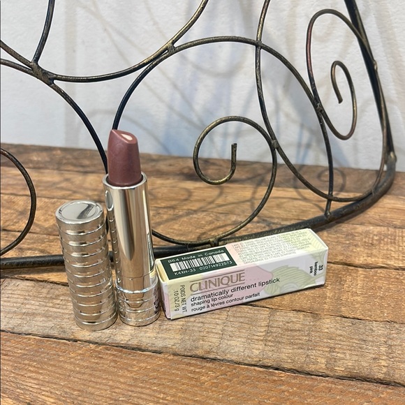 Clinique Other - 🆕Clinique Dramatically Different Lipstick
